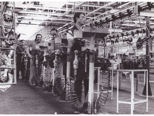 operai a lavoro nello stabilimento fiat, termoli 1981 1